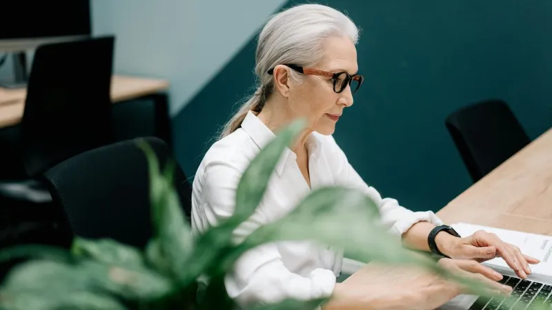 Femeie în etate lucrând la laptop - Foto: Pexels/cottonbro studio