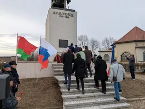 Steagul Rusiei, arborat la o ceremonie în Vrancea. Au depus coroane la o statuie a unui general rus Foto: Facebook/Ambasada Federației Rusie din România