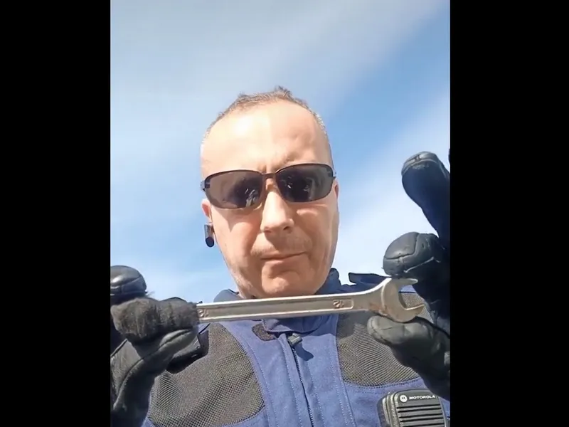 Un polițist prezintă „cheia morții”. / Foto: captură video