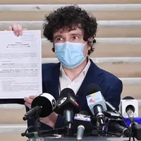 Nicușor Dan, arătând contractul semnat cu Astra Arad. Sursă foto: Captură video Facebook