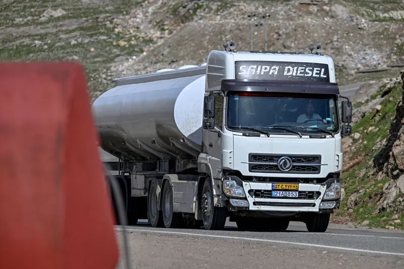 O cisternă iraniană de combustibil se &icirc;ndreaptă spre Sulaimaniyah, &icirc;n Kurdistanul de nord irakian - Foto: Profimedia Images