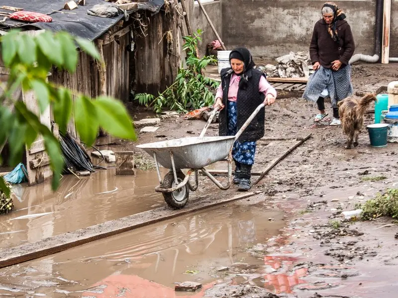 Cudalbi şi Pechea au oficiile poştale sub ape. Poştaşii au şi ei casele pline de mâl - Foto: INQUAM PHOTOS/Ovidiu Micsik (imagine cu caracter ilustrativ)