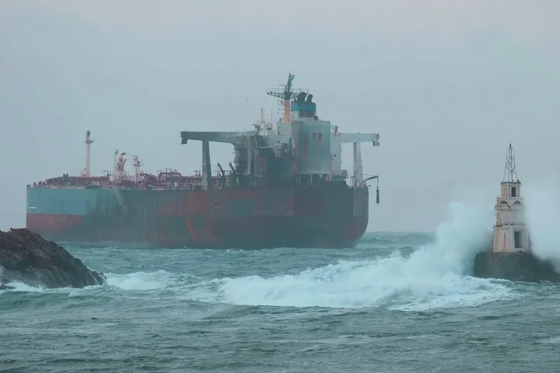 O navă &icirc;ncărcată cu gaz petrolier lichefiat a explodat pe Marea Neagră, la 40 km de Sf&acirc;ntu Gheorghe - Foto: Profimedia Images (imagine cu  rol ilustrativ)