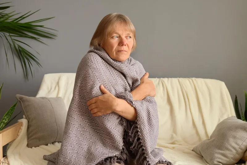 Pensionară la pensie, acasă - Foto: Freepik