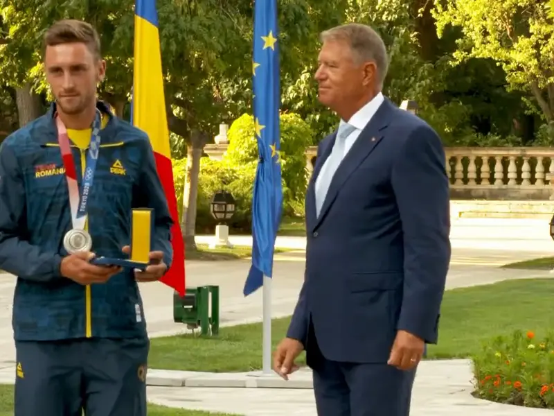 Preşedintele Iohannis i-a decorat pe sportivii români medaliaţi la JO de la Tokyo. / Foto: captura video