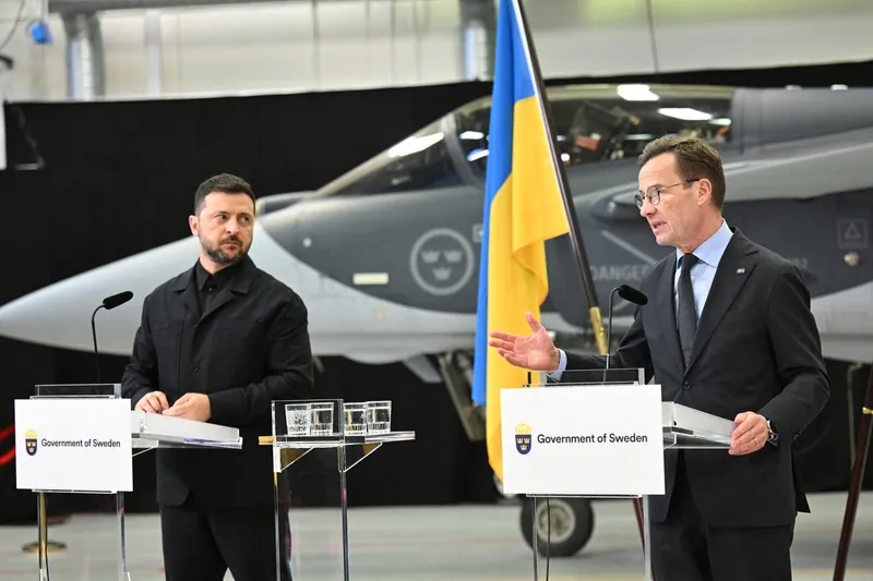 Prim-ministrul suedez Ulf Kristersson (d) și președintele ucrainean Volodimir Zelenski, declarații despre livrarea de avioane Gripen E - Foto: Profimedia Images