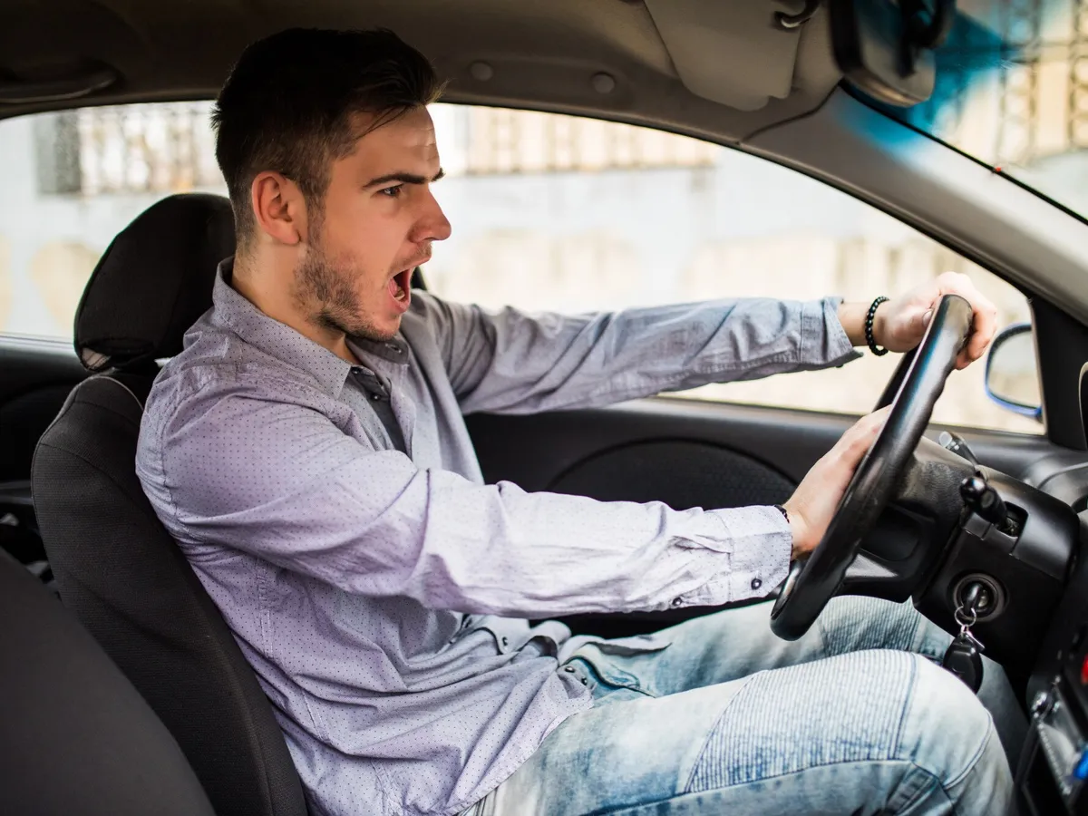 AMENDĂ de 500 de lei pentru șoferii care vor să salute. Gestul care te costă scump - Foto: Freepik