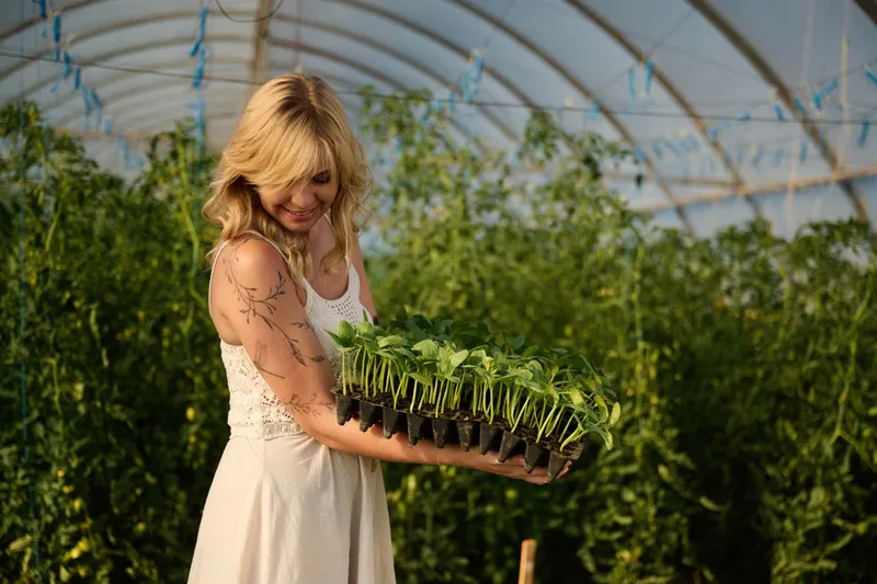 Femeie &icirc;n seră - Foto: Freepik (Imagine cu rol ilustrativ)