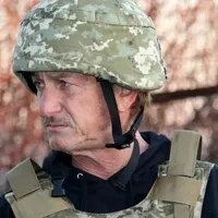 Sean Penn, sub tirurile rușilor, la Donețk. / Foto: newsweek.com