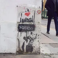Graffiti semna de Bansky în Londra - Foto: Profimedia Images