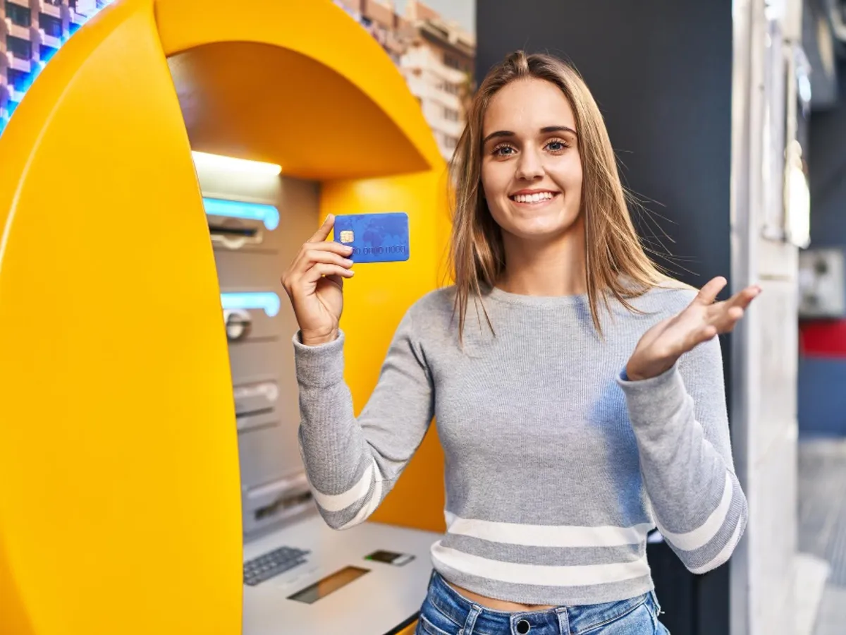 Ce se întâmplă dacă îți înfășori cardul bancar cu folie de aluminiu? Tendința a devenit virală pe internet