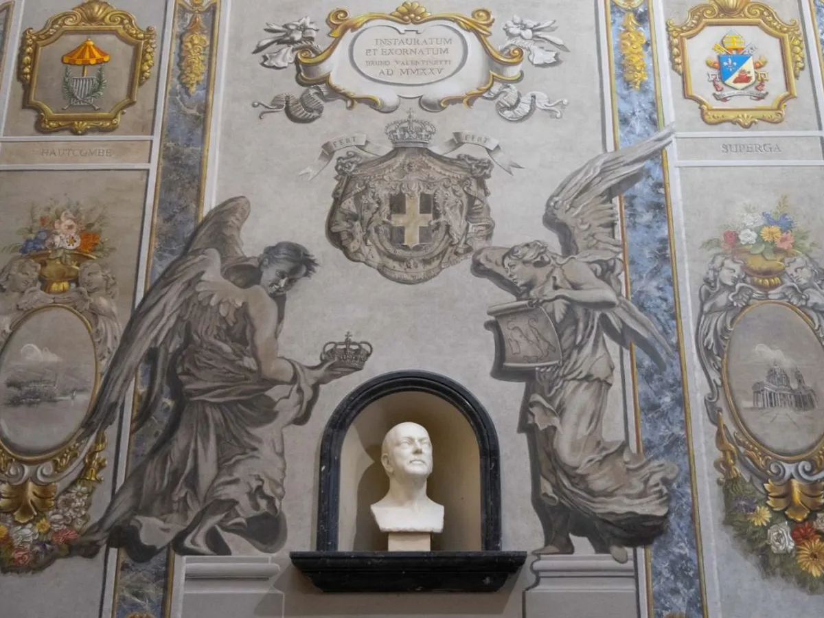 Înger cu pergament din Bazilica San Lorenzo, cu faţa asemănătoare cu a Giorgiei Meloni. Plan de ansamblu - Foto: Profimedia Images