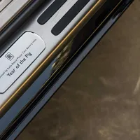 Dacă doriți să cumpărați un Rolls pregătit pentru Anul Porcului de Pământ, dealer-ul din Beverly Hills are în curte un Dawn, un Ghost și un Wraith.