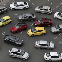 Mulți șoferi români nu știu să facă stânga. Se ocolește sau nu centrul imaginar al intersecției? - Foto: INQUAM PHOTOS / Octav Ganea - Rol ilustrativ