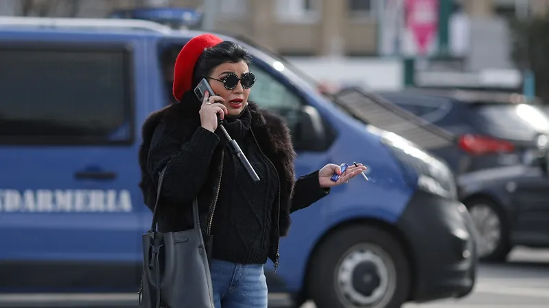 Adriana Bahmuțeanu, cântăreață la nunți, candidat la Primărie, cu ochelari de 2.240 lei, a protestat anti-mască alături de Șoșoacă Foto: INQUAM Photos/Octav Ganea