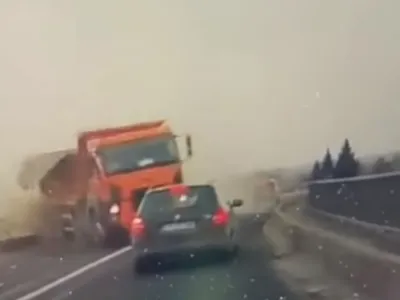 Accident șocant! O basculă scapă de sub control, distruge o mașină și sare de pe pod: 3 morți - Foto: captură video