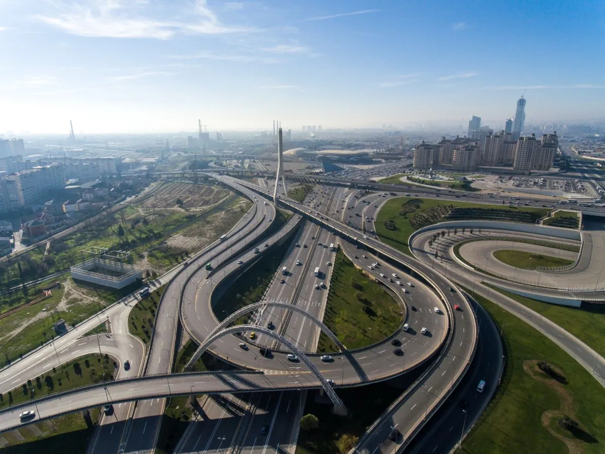 Intersecţie de drumuri principale şi autostrăzi într-un megalopolis - Foto: Magnific.com/KamranAydinov