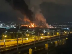 Incendiu de proporții la un depozit de petrol din Soci, după un atac uncrainean. Zborurile, oprite - Foto: X