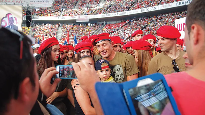 CULT Radu Mazăre și-a construit la Constanța un soi de sectă al cărei lider era: sportiv, cheguevarist, bogat. Aici, la lansarea candidaturii lui Victor Ponta la prezidențiale, în 2014, pe Arena Națională - Foto: INQUAM PHOTOS/ Adriana Neagoe