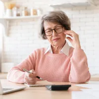Pensionară la pensie - Foto: Freepik