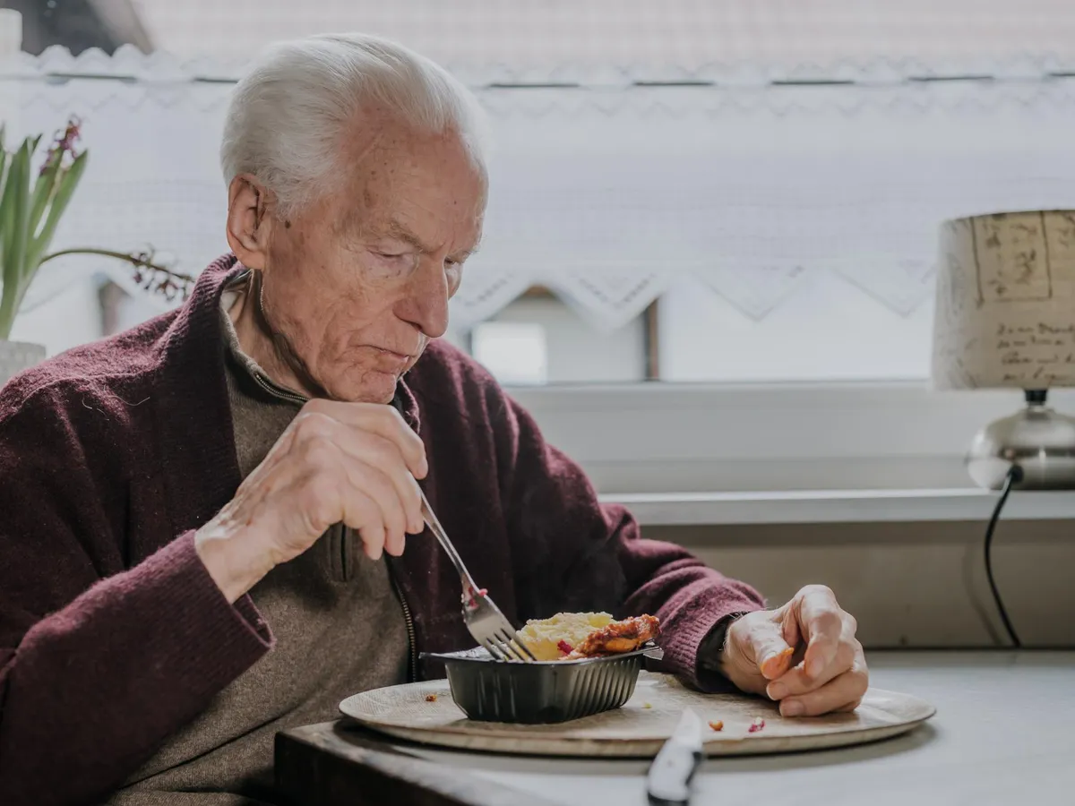 Pensionar care mănâncă singur - Foto: Freepik (Imagine cu rol ilustrativ)