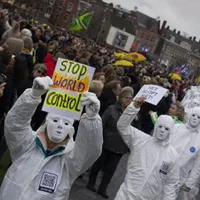 Zeci de mii de oameni în stradă împotriva restricțiilor, la Amsterdam/FOTO> dw.com