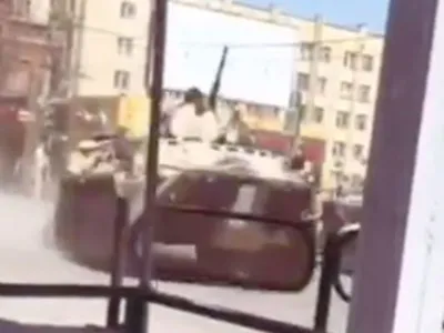 Vehicule blindate BTR 80 cu dungi albe trecând prin Astrahan/Foto: daily mirror