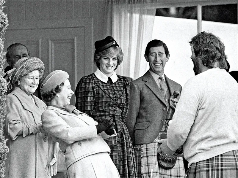 ÎNSUFLEȚIRE Împărtășind un hohot de râs la Braemar Highland Games, în 1982. De la stânga la dreapta: Regina Mamă, Regina, Prințesa Diana, Prințul Charles și Geoff Capes.