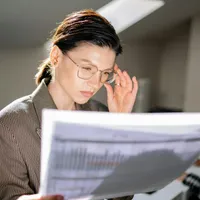 Femeie urmărind calculele privind câştigul salarial mediu - Foto: Pexels/Yan Krukau