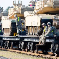 Batalion blindat al SUA transportă tacuri Abrams pe cale ferată, Lituania - Foto: Profimedia Images
