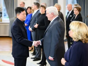 Președintele federal Frank-Walter Steinmeier îl întâmpină pe Wu Ken (stânga), ambasadorul Chinei în Germania - Foto: Profimedia Images