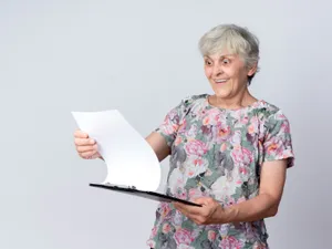 Foto: Pensionarii încep să primească banii restanți la Mica Recalculare Sursa: Freepik