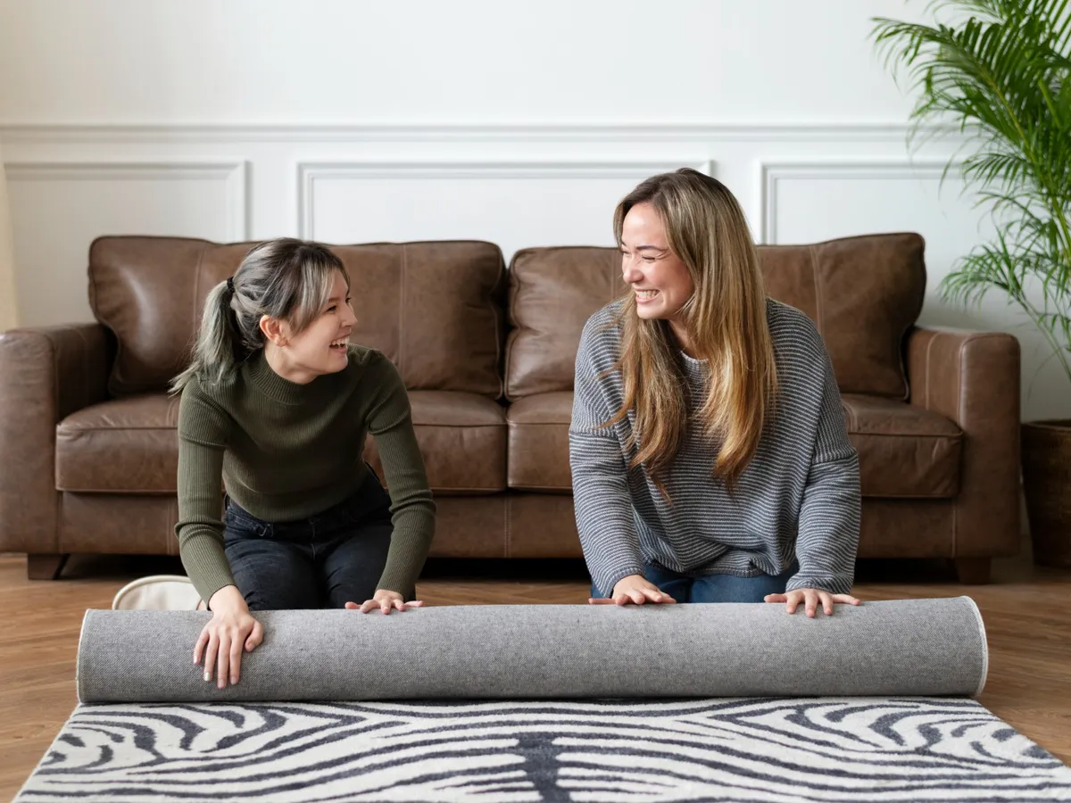 Femei care strâng un covor - Foto: Freepik (Imagine cu rol ilustrativ)