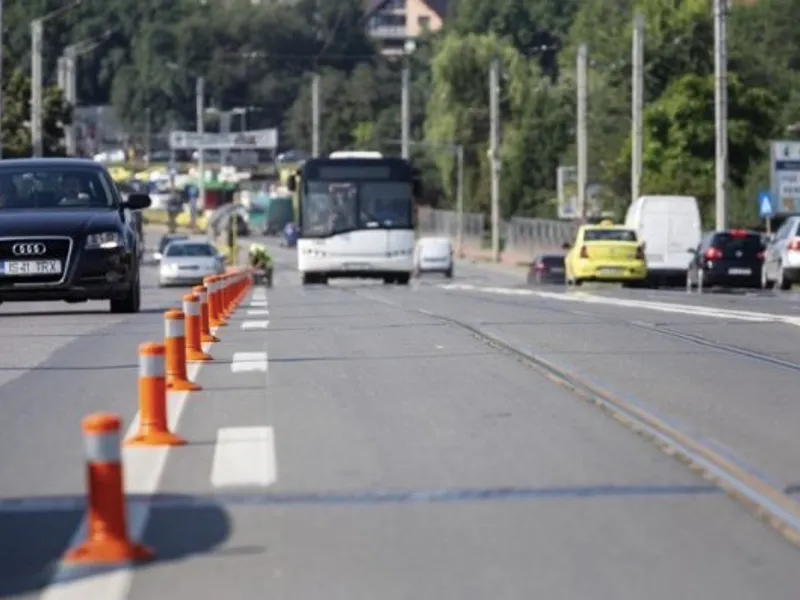 Banda unică pentru mijloacele de transport în comun din Iași, apreciată și detestată de localnici/FOTO: ziaruldeiasi.ro