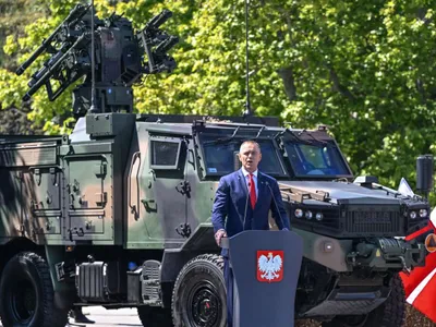 Președintele polonez Karol Nawrocki vorbeşte în faţa unui vehicul blindat tactic modern - Foto: Profimedia Images