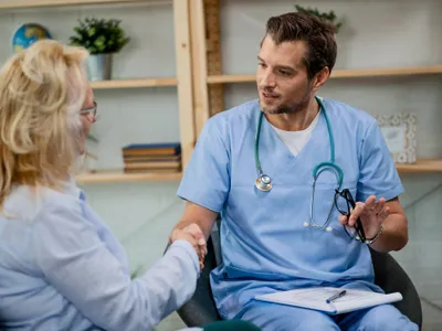 Medic discută cu o pacientă - Foto: Freepik (rol ilustrativ)