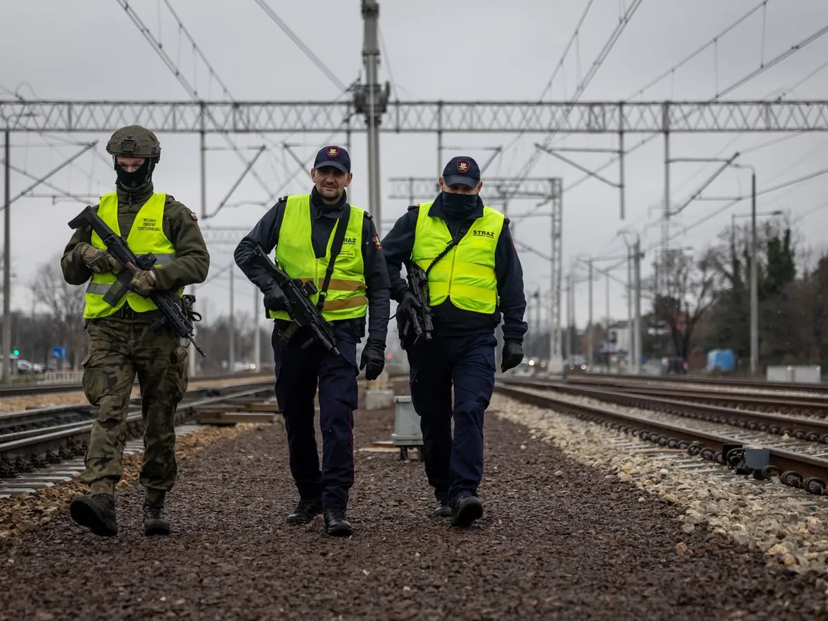 Garda de securitate feroviară patrulează de-a lungul liniilor de cale ferată din suburbiile Varșoviei, Polonia - Foto: Profimedia Images