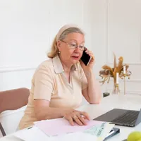 ”Alo, româniii vor să vă jefuiască”! O femeie a rămas fără bani în cont după ce a răspuns la telefon - Foto: Freepik.com (rol ilustrativ)
