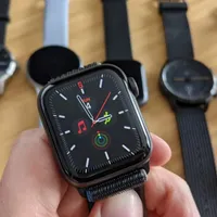 Interlopii Trident, Daolică și Zabar au furat ceasuri smart și căști de aproape un milion de euro Foto: reviwed.com