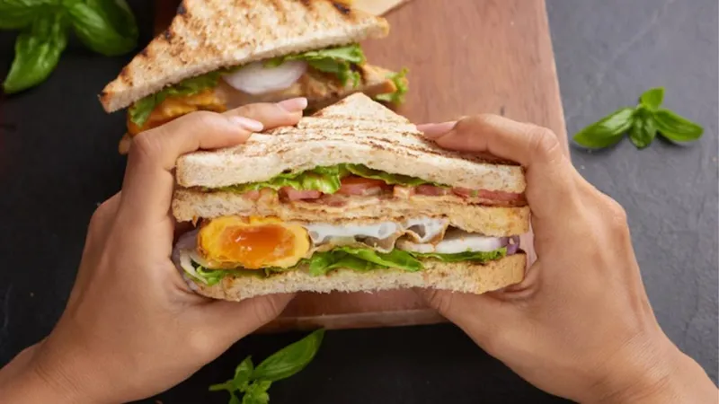 O femeie a mers să-și cumpere un sandwich, lăsând tips 7000 de dolari. Ce face când își dă seama - Foto: Profimedia / imagine cu caracter ilustrativ