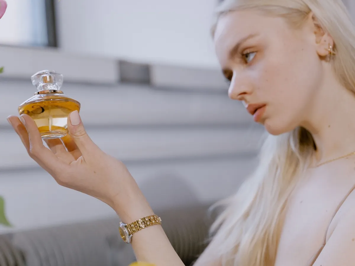 Femeie sticlă parfum