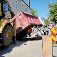 VIDEO O stradă din Brașov s-a surpat sub greutatea unui camion. S-a intervenit cu excavatorul / biz Brasov