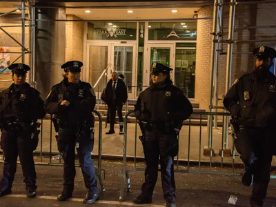 Polițiști americani în fața Park East Synagogue din Manhattan Foto: profimediaimages.ro