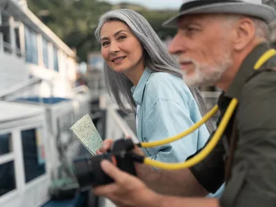 Pensionari la pensie plimbându-se - Foto: Freepik