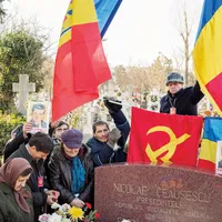 În fiecare an, zeci de fani ai comunismului se adună la cimitirul Ghencea, să-l plângă pe Ceaușescu, de ziua lui de naștere (26 ianuarie) și ân 25 dec embrie, când a fost executat