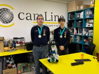 Doi elevi din Iași au inventat robotul care colectează gunoaie. Ei au fost premiați în Tunisia - Foto: ZdI