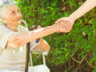 Pensionară la pensie - Foto: Magnific
