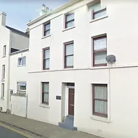 Swift Air  Foundation  (cu sediul în această clădire de locuit din Douglas, Isle of Man) este furnizorul unui elicopter pentru Interne, plătit de Omniasig