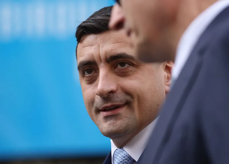 George Simion, g&acirc;ndindu-se cum să facă o şmecherie - Foto: INQUAM PHOTOS/George Călin