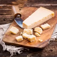 Ce a pățit un român după ce a încercat să fure 14 bucăți de Parmigiano Reggiano din Italia - Foto: Istock / imagine cu rol ilustrativ